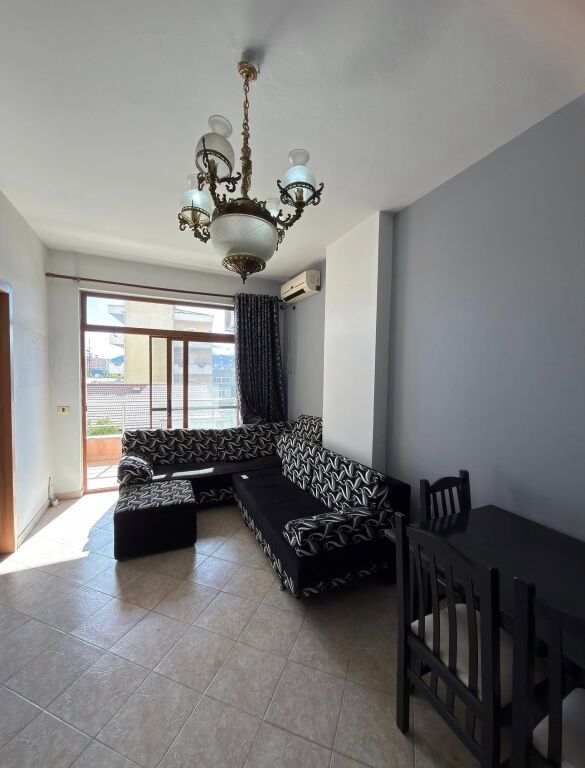 Shitet apartament ne Misto Mame