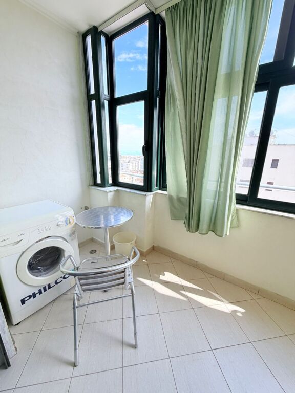 VENDESI APPARTAMENTO 3+1+2 VICINO AL MERCATO INDUSTRIALE, DURRËS