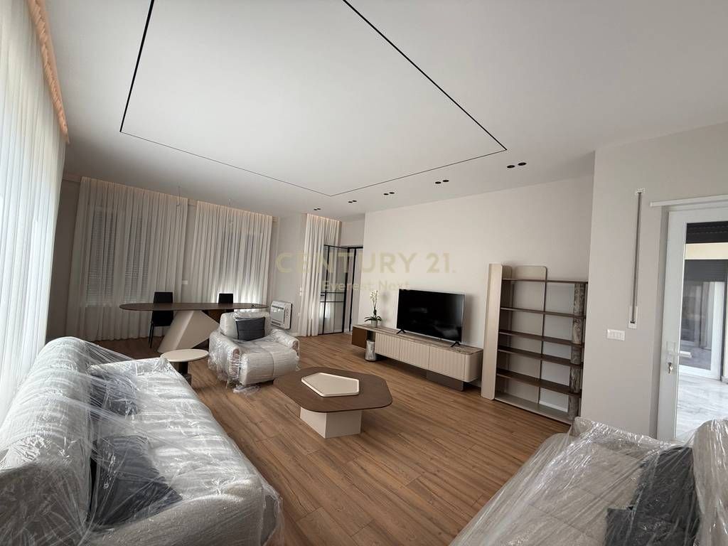 Villa di Lusso in Affitto vicino al Lago di Prushi 3.500 € /Mese