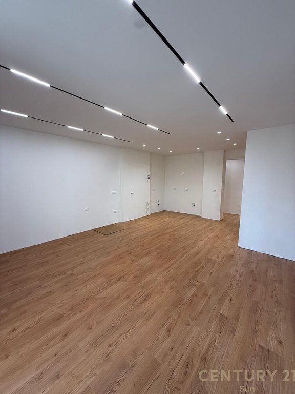 APPARTAMENTO 2+1+2 IN AFFITTO PER UFFICI, PRESSO L'EX ESPOSIZIONE, TIRANA! 1.300 € /Mese