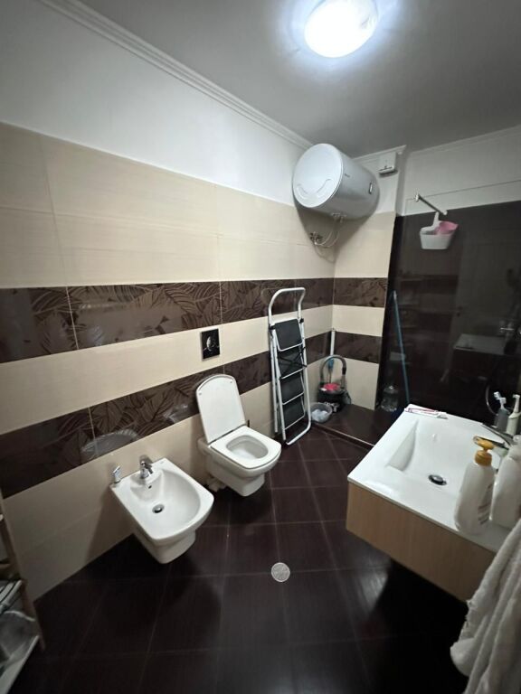 VENDESI APPARTAMENTO 2+1+2 VICINO ALLA SCUOLA MIGJENI, DURRËS