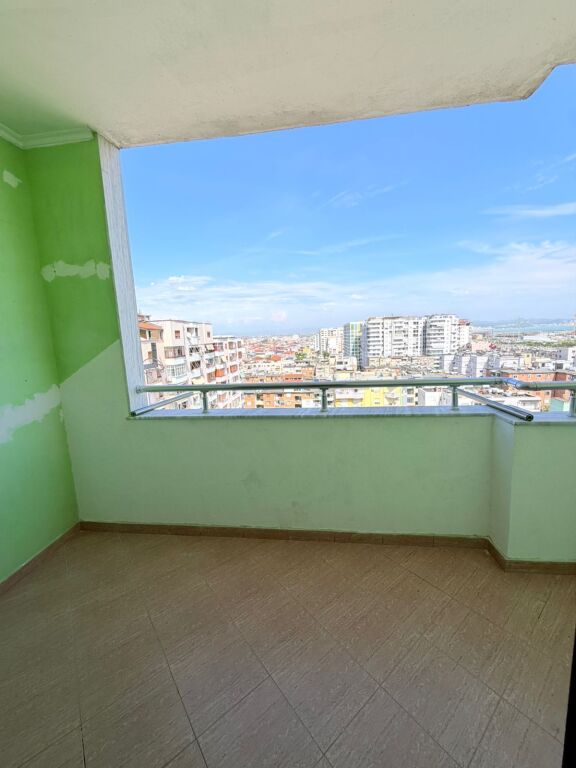 VENDESI APPARTAMENTO 3+1+2 VICINO AL MERCATO INDUSTRIALE, DURRËS