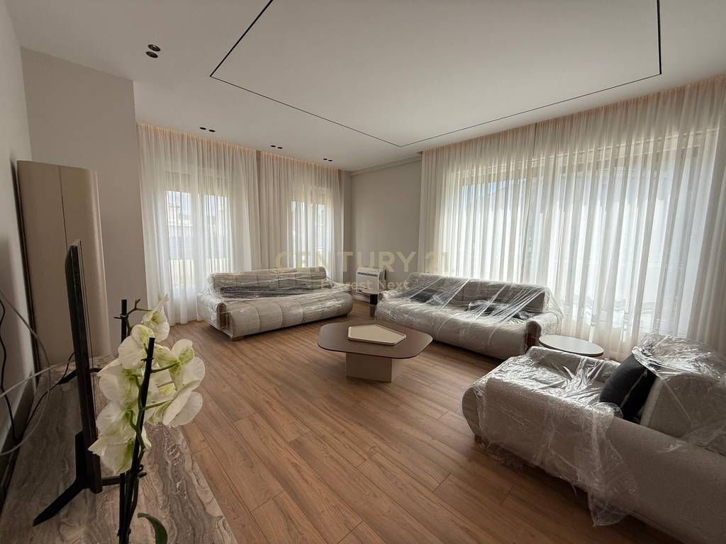 Villa di Lusso in Affitto vicino al Lago di Prushi 3.500 € /Mese