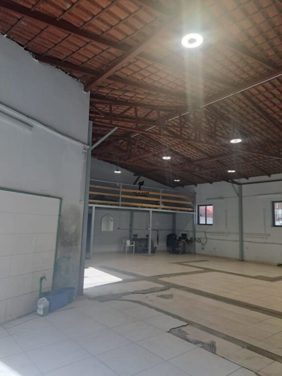 WAREHOUSES FOR RENT 200 M2 PAZARI RI 200,000 LEKE FH-77388