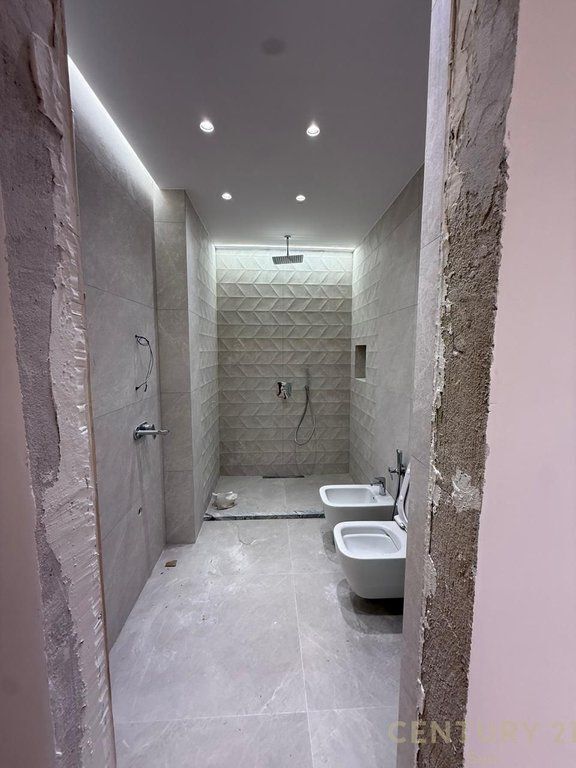APPARTAMENTO 2+1+2 IN AFFITTO PER UFFICI, PRESSO L'EX ESPOSIZIONE, TIRANA! 1.300 € /Mese