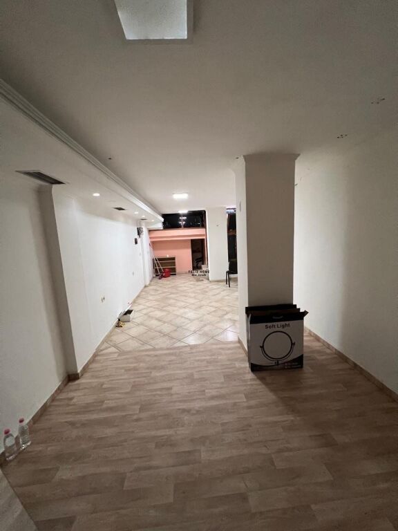 NEGOZIO IN AFFITTO 30 M2 VIA BARDHYL 30.000 LEKE FH-77498