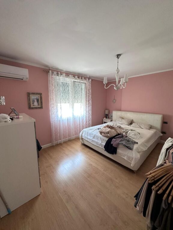 VENDESI APPARTAMENTO 2+1+2 VICINO ALLA SCUOLA MIGJENI, DURRËS