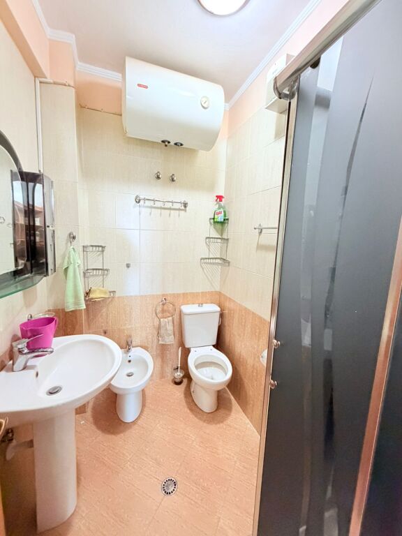 VENDESI APPARTAMENTO 3+1+2 VICINO AL MERCATO INDUSTRIALE, DURRËS
