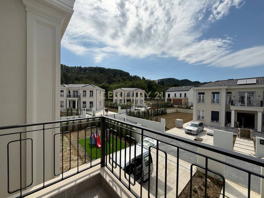 Villa moderna in vendita vicino al Lago Prushi, in un nuovo complesso residenziale