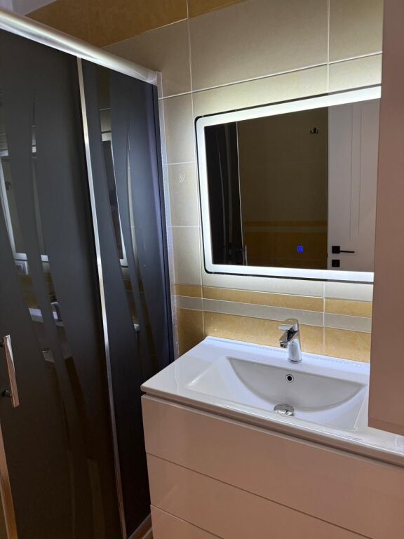 JEPET ME QIRA APARTAMENT 1+1  + POST PARKIMI KOPSHTI BOTANIK