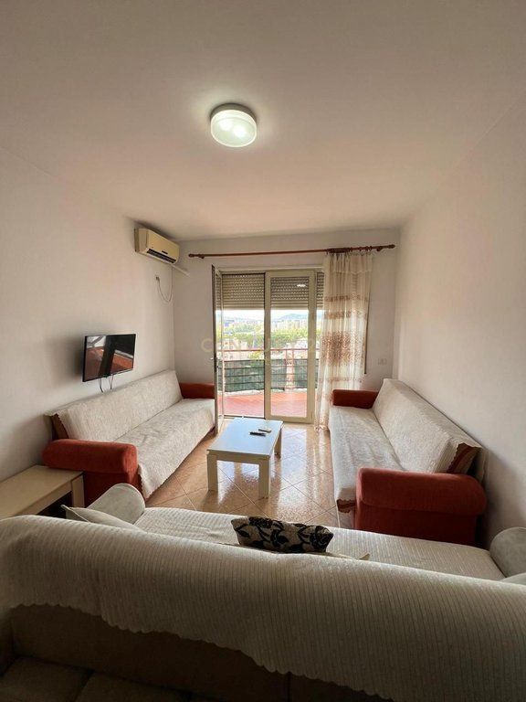 2+1 apartment with balcony for rent – Barricade Street, near the school “Lidhja e Prizrenit”