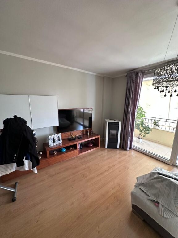 VENDESI APPARTAMENTO 2+1+2 VICINO ALLA SCUOLA MIGJENI, DURRËS