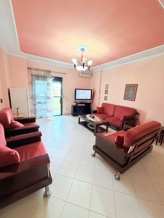 VENDESI APPARTAMENTO 3+1+2 VICINO AL MERCATO INDUSTRIALE, DURRËS
