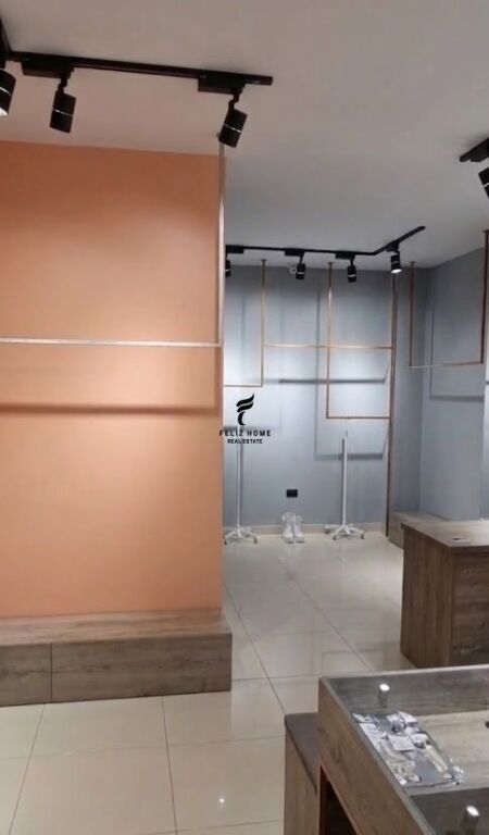 NEGOZIO IN AFFITTO 33 M2 VIA BARDHYL 80.000 LEKE FH-77502