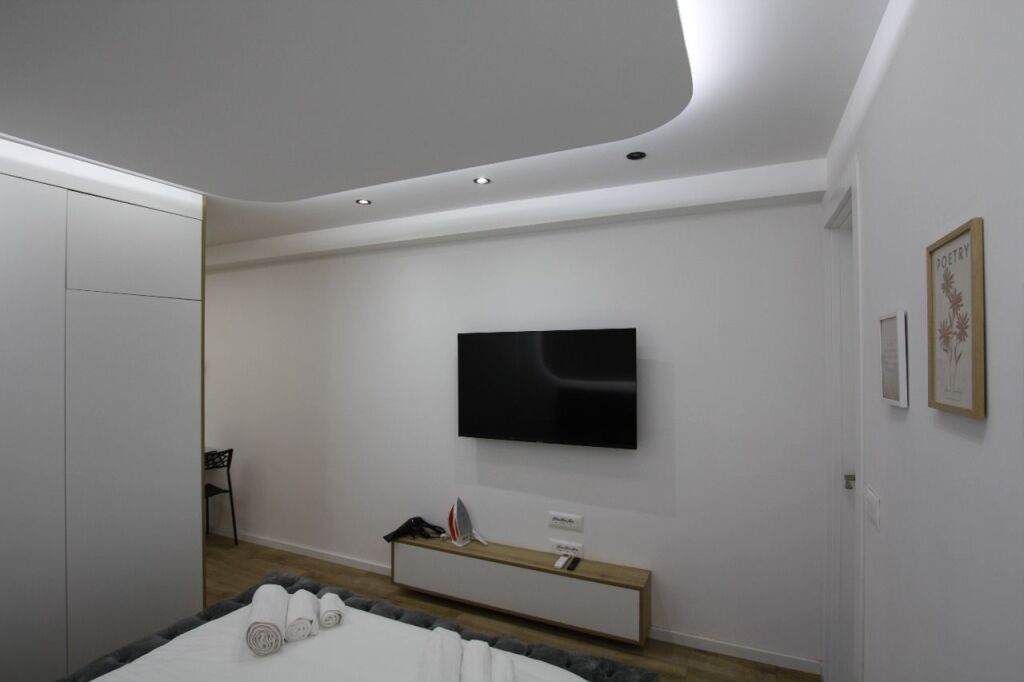 Studio apartment for rent near 21 Dhjetori