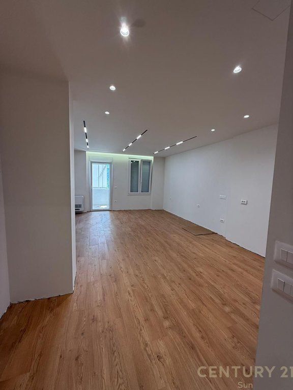 APPARTAMENTO 2+1+2 IN AFFITTO PER UFFICI, PRESSO L'EX ESPOSIZIONE, TIRANA! 1.300 € /Mese