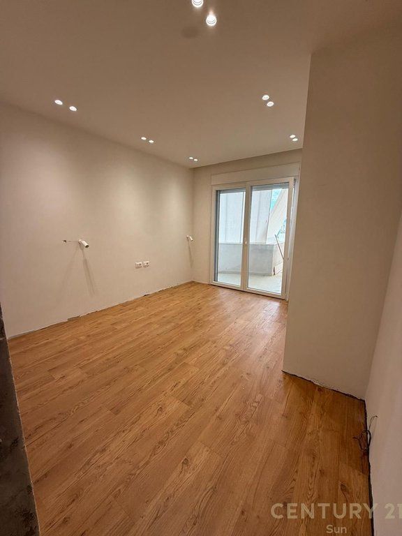APPARTAMENTO 2+1+2 IN AFFITTO PER UFFICI, PRESSO L'EX ESPOSIZIONE, TIRANA! 1.300 € /Mese