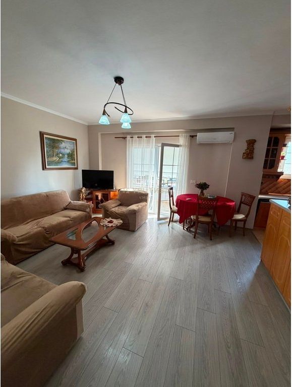 Appartamento 2+1 con balcone in affitto – Via delle Barricate