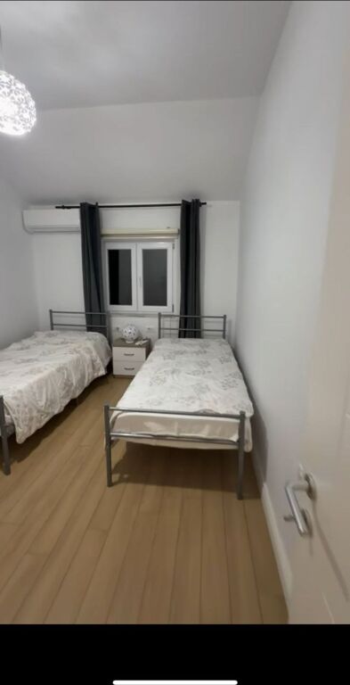 Jepet me qera Apartament 2+1 te Shallvaret/ Qender
