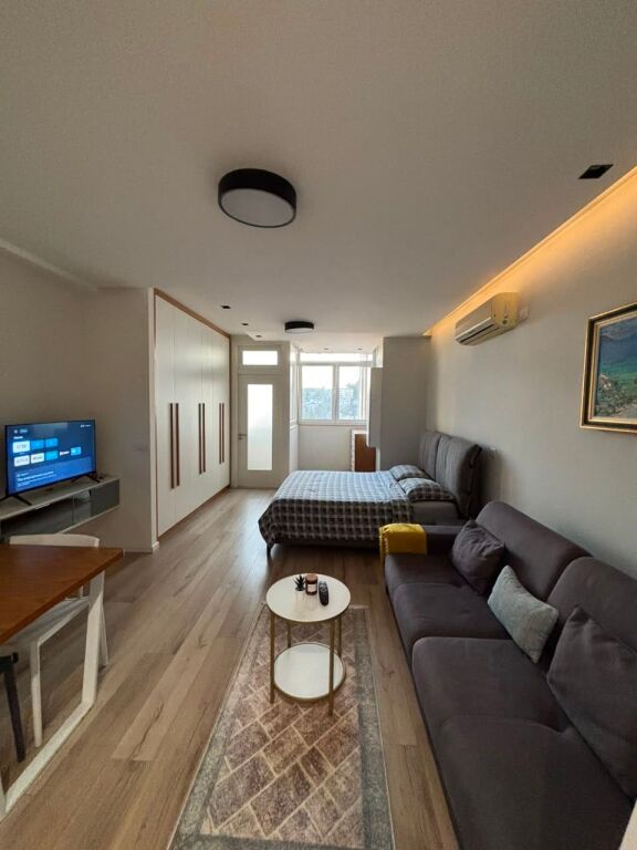 🏡 Apartment 1+1, 53m², fully renovated and furnished. 📍 At Vilat Gjermane, 5 min from the University of Economics. ☀️ 9th floor, southeast orientation, lots of natural light. 🛗 Building with elevator. 💰 45,000 Lek/month. 📩 For more info
