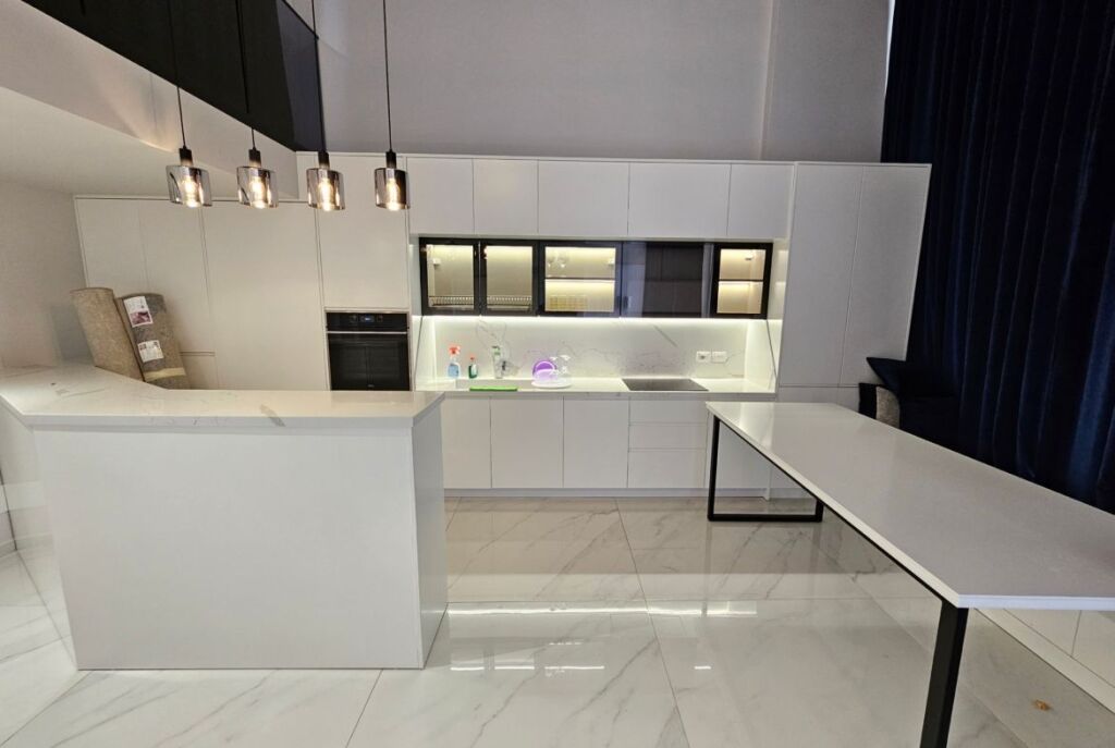 Al Elite Resort, a Radhime, Vendesi Duplex di Lusso con Investimento Moderno in Vendita!