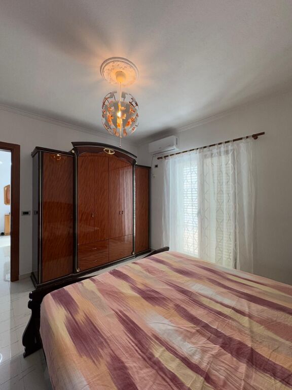 🏠Nella zona di Sauk, vicino al Club Cinco Cavalli, è in affitto il terzo piano di una villa 2+1, arredata. 50.000 Leke