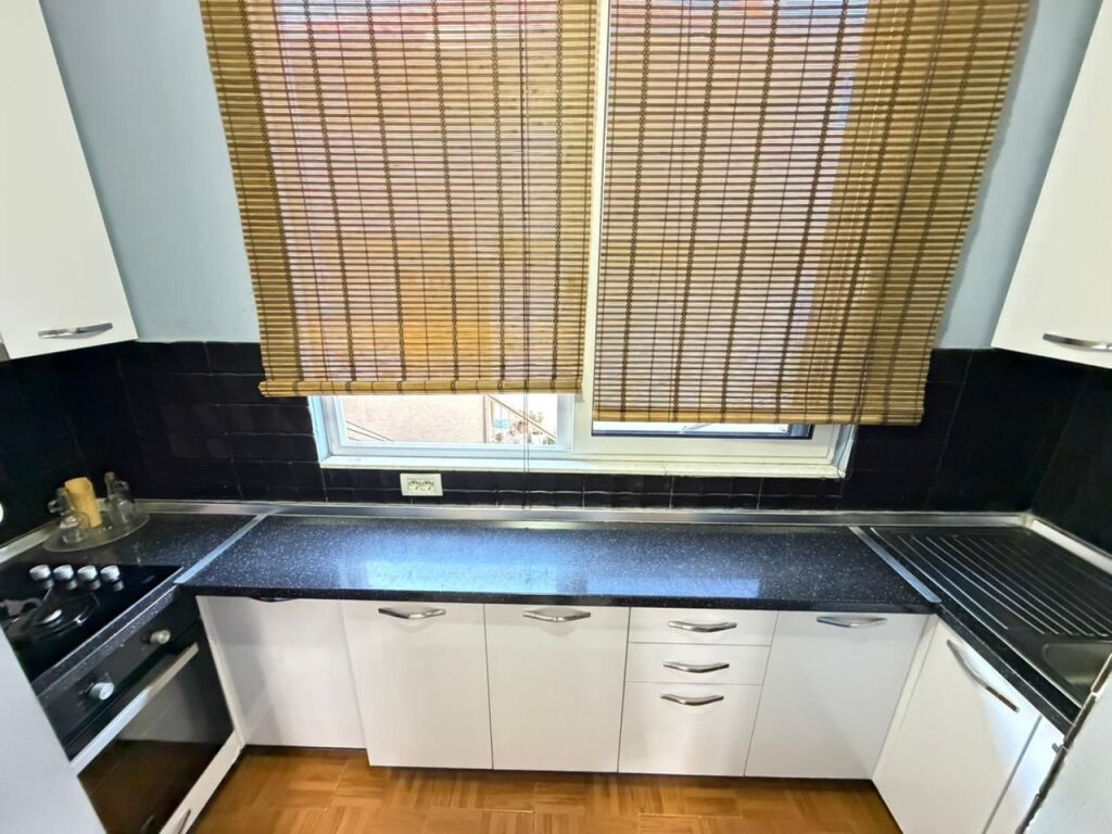 🏡 Jepet me Qira Apartament 2+1 i Mobiluar  📍 Tiranë, tek kryqëzimi në Oxhak 💶 Çmimi: 45000 LEKE