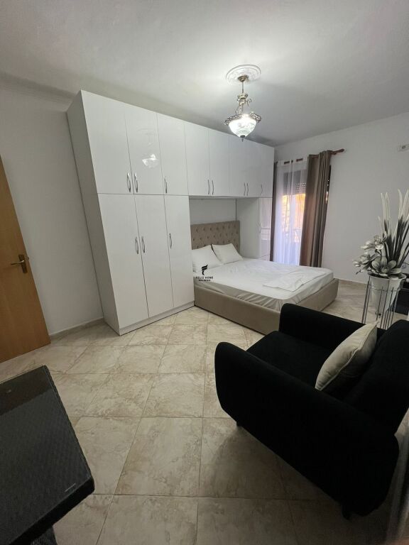 MONOLOCALE IN AFFITTO 40M2 VIA DELLE BARRICATE 50.000 LEKE FH-77641