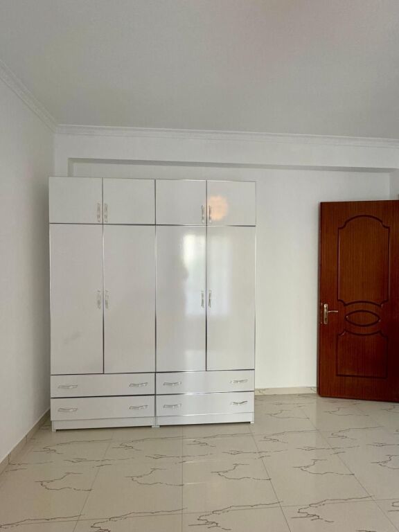 🏠Nella zona di Sauk, vicino al Club Cinco Cavalli, è in affitto il terzo piano di una villa 2+1, arredata. 50.000 Leke