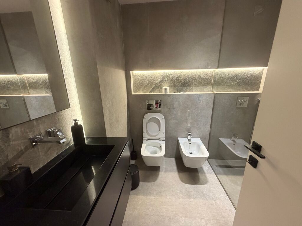2+1,te liqeni i thate,280 mije euro ,me post parkimi ne cmim
