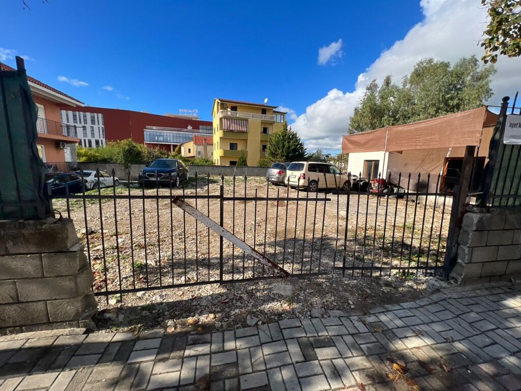 Offresi in affitto servizio auto sulla strada secondaria Autostrada Tirana / Durres