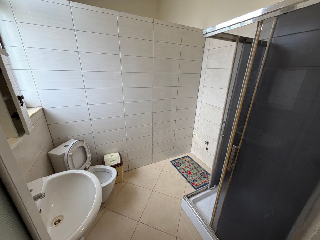 📣 QERA Apartament 3+1+2 📍 Vilat Gjermane ✨   🪜 Kati 3, Pjese Vile  🛋️ I Mobiluar   💶 Cmimi 60.000 Leke/Muaj