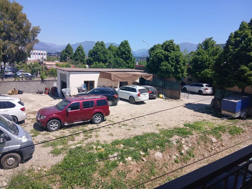 Offresi in affitto servizio auto sulla strada secondaria Autostrada Tirana / Durres