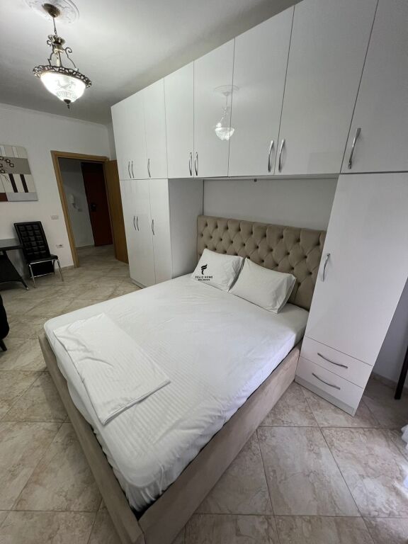 MONOLOCALE IN AFFITTO 40M2 VIA DELLE BARRICATE 50.000 LEKE FH-77641