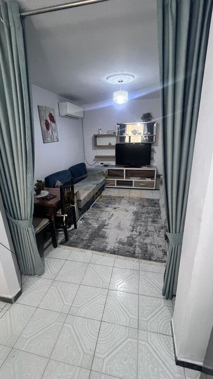 Ofrohet për qira pranë Shkolla Partizani, te Selvia një apartament komod dhe i mobiluar, i pozicionuar në një zonë shumë të aksesueshme dhe pranë të gjitha faciliteteve të nevojshme.