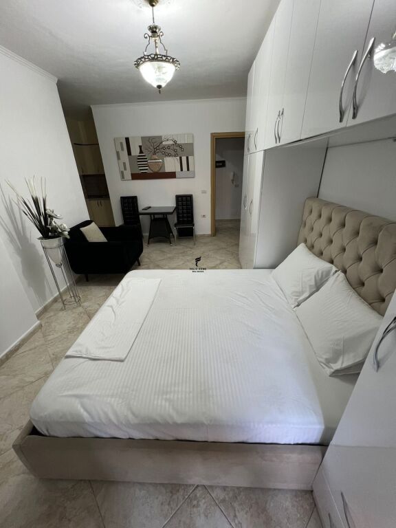 MONOLOCALE IN AFFITTO 40M2 VIA DELLE BARRICATE 50.000 LEKE FH-77641