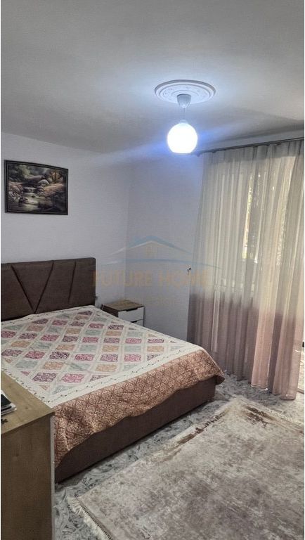 Ofrohet për qira pranë Shkolla Partizani, te Selvia një apartament komod dhe i mobiluar, i pozicionuar në një zonë shumë të aksesueshme dhe pranë të gjitha faciliteteve të nevojshme.