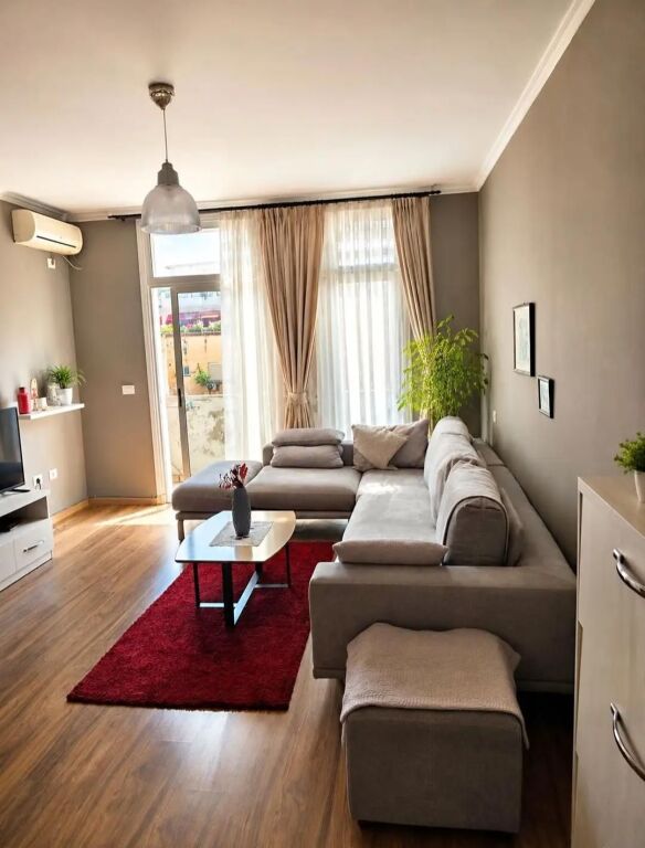 Komuna e Parisit Apartament 1+1 me Qera