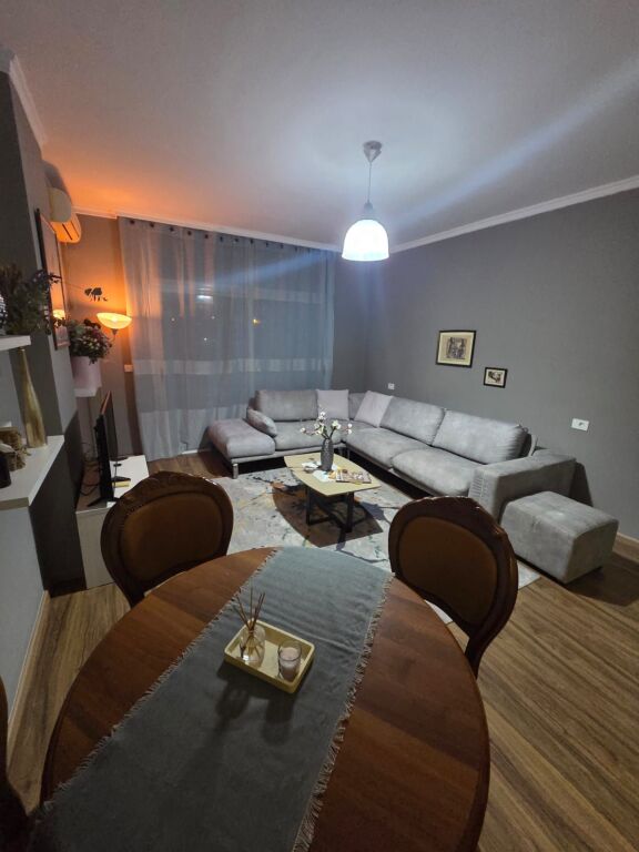 Komuna e Parisit Apartament 1+1 me Qera