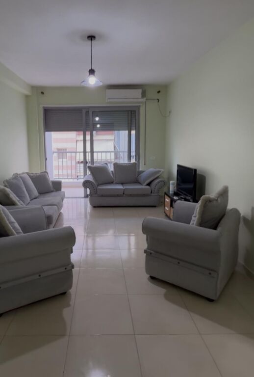 Jepet me qera Apartament 1+1  me qera tek Komuna e Parisit