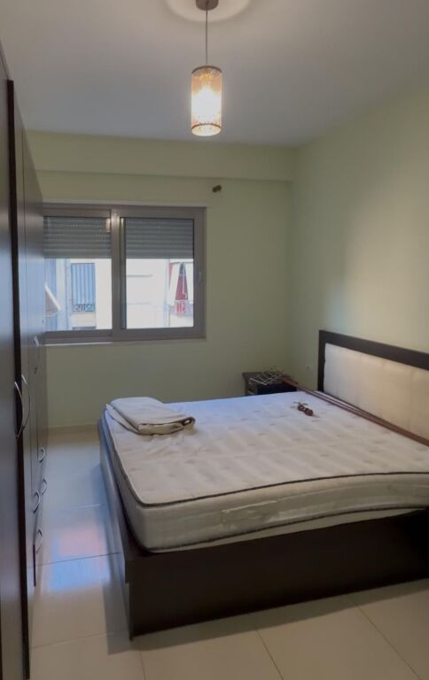 Jepet me qera Apartament 1+1  me qera tek Komuna e Parisit