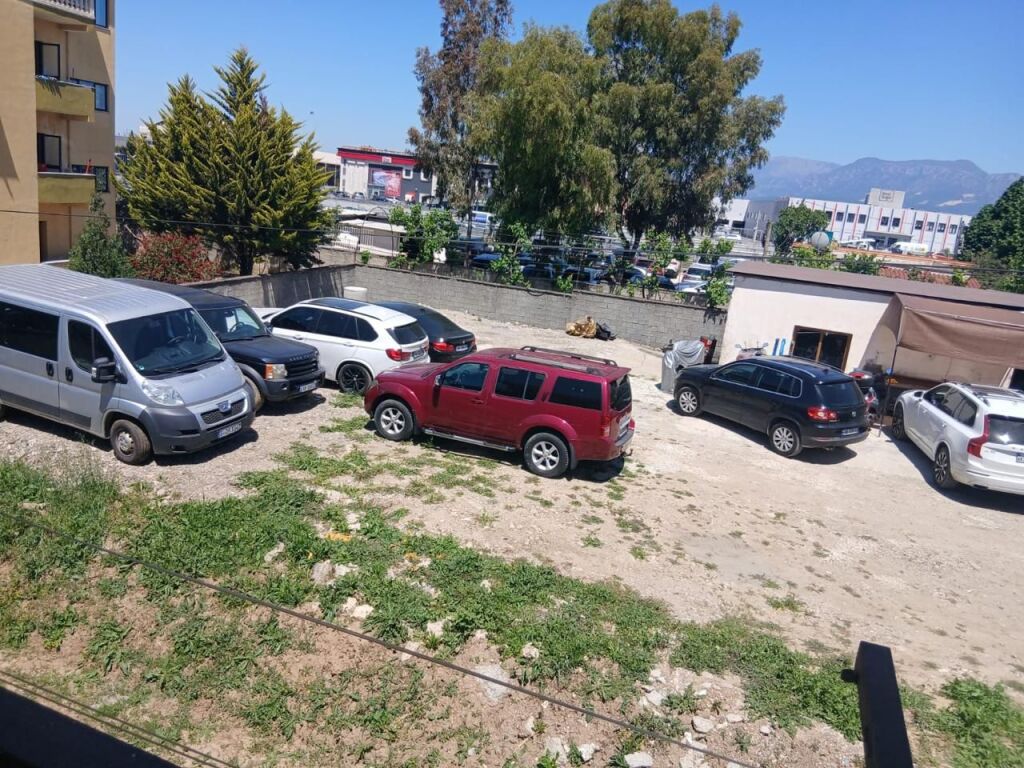 Offresi in affitto servizio auto sulla strada secondaria Autostrada Tirana / Durres