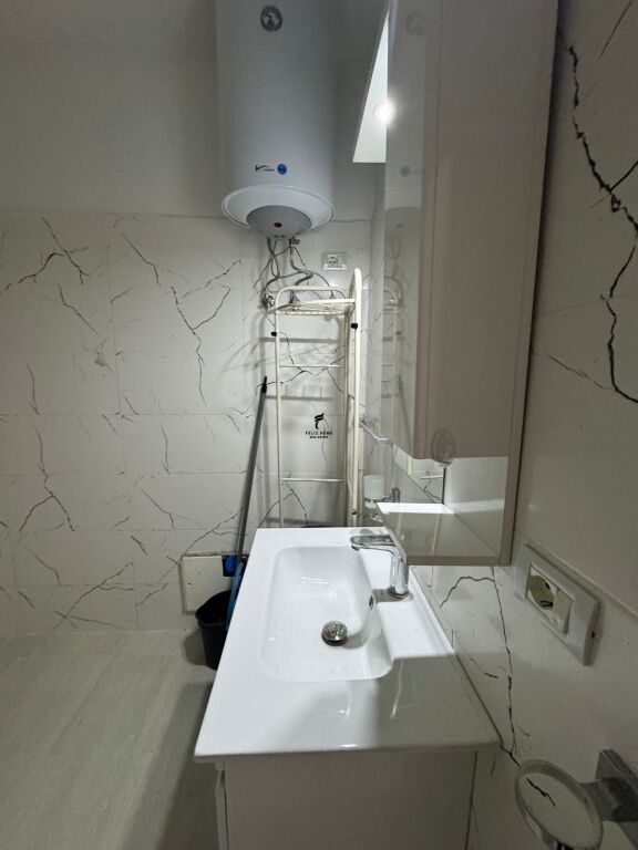 MONOLOCALE IN AFFITTO 40M2 VIA DELLE BARRICATE 42.000 LEKE FH-77647