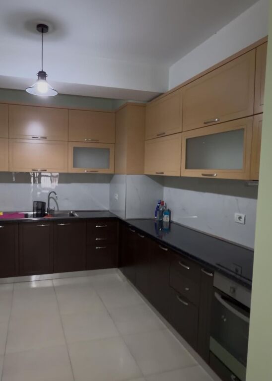 Jepet me qera Apartament 1+1  me qera tek Komuna e Parisit