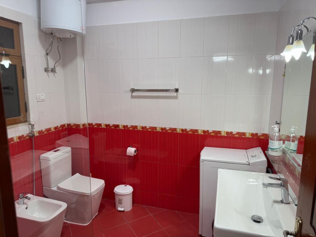🏠Nella zona di Sauk, vicino al Club Cinco Cavalli, è in affitto il terzo piano di una villa 2+1, arredata. 50.000 Leke