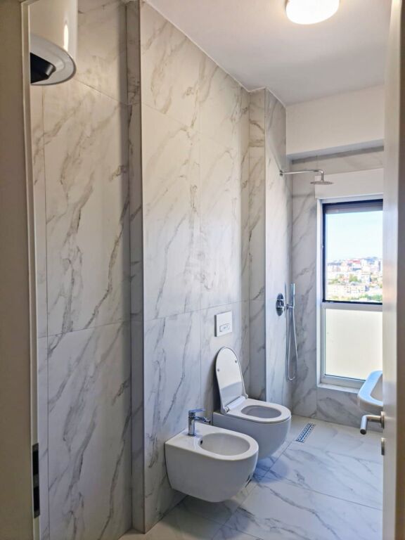 🏢Ne zonen e Ali Demit,Rezidenca Kaimi jepet me qera apartament 1+1,i  mobiluar. 40,000Leke