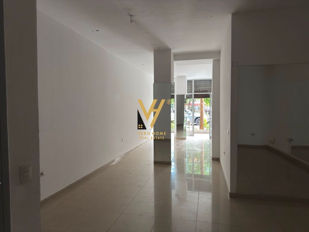SHOP FOR RENT 51 M2 AT KOMUNA PARISIT 80,000 LEKE