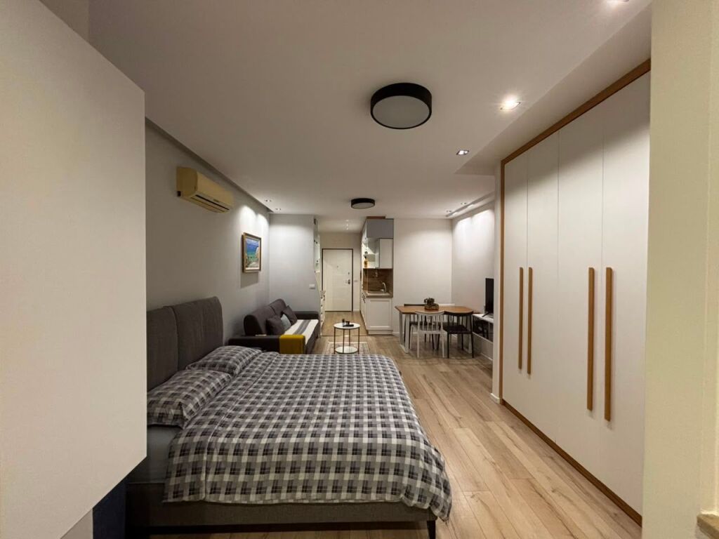 🏡 Apartment 1+1, 53m², fully renovated and furnished. 📍 At Vilat Gjermane, 5 min from the University of Economics. ☀️ 9th floor, southeast orientation, lots of natural light. 🛗 Building with elevator. 💰 45,000 Lek/month. 📩 For more info