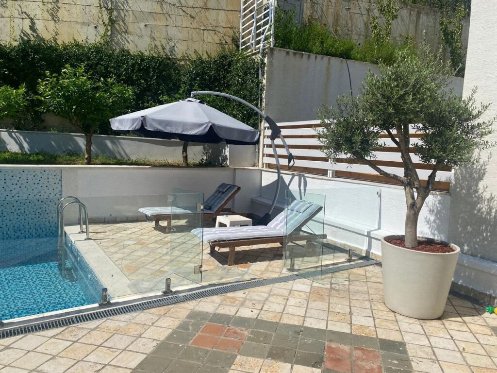 Villa con piscina in affitto a Kodra Diellit