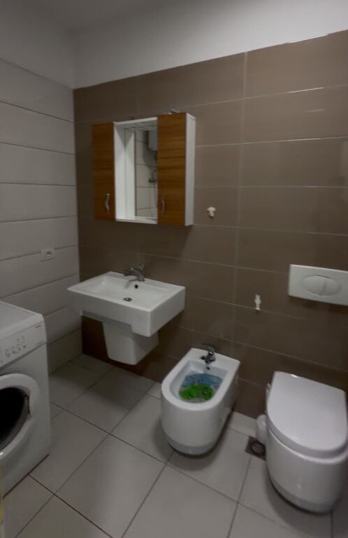Jepet me qera Apartament 1+1  me qera tek Komuna e Parisit